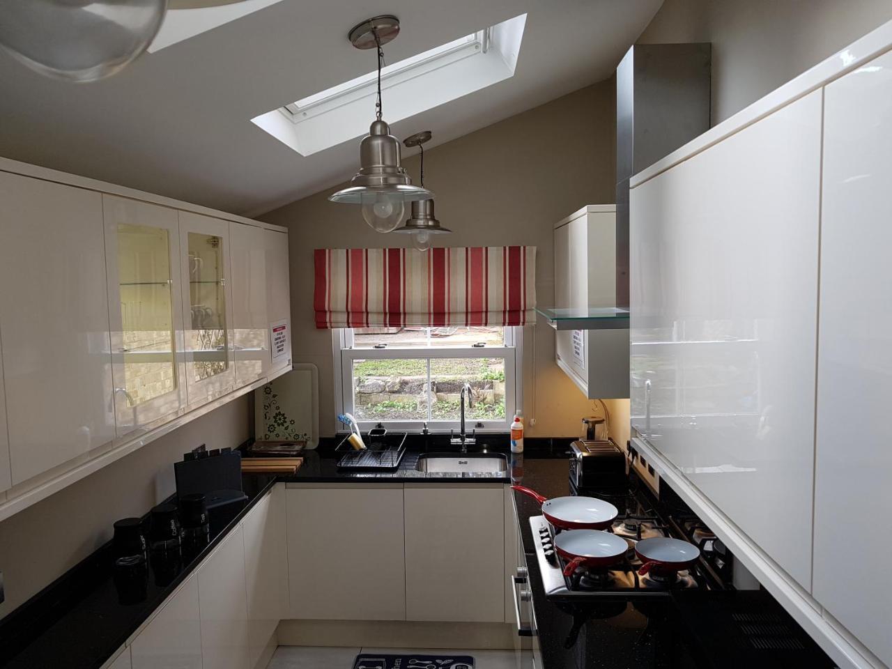 Апартаменти Slough Centre Townhouse With Driveway Parking For Up To Two Cars Екстер'єр фото