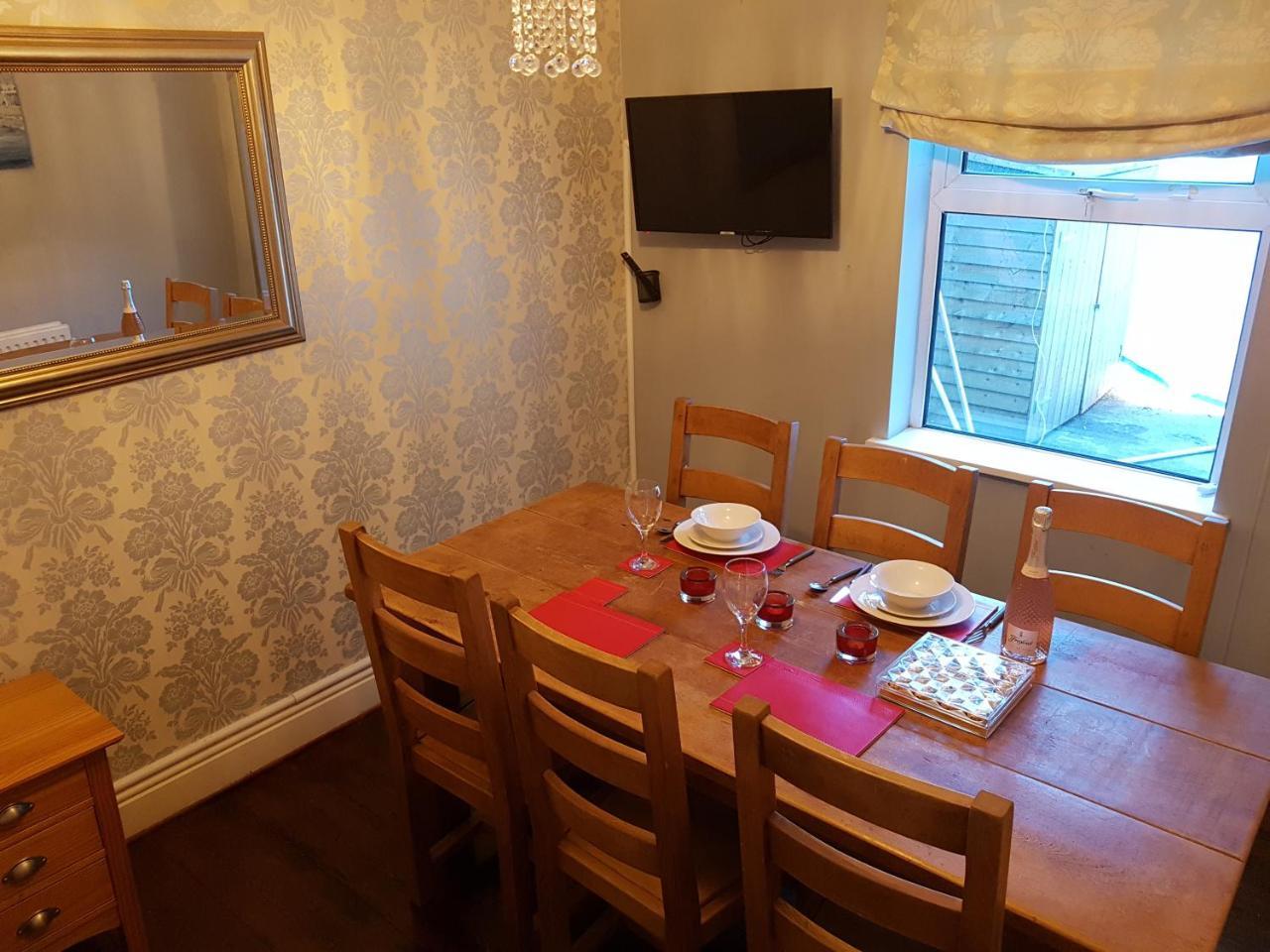 Апартаменти Slough Centre Townhouse With Driveway Parking For Up To Two Cars Екстер'єр фото